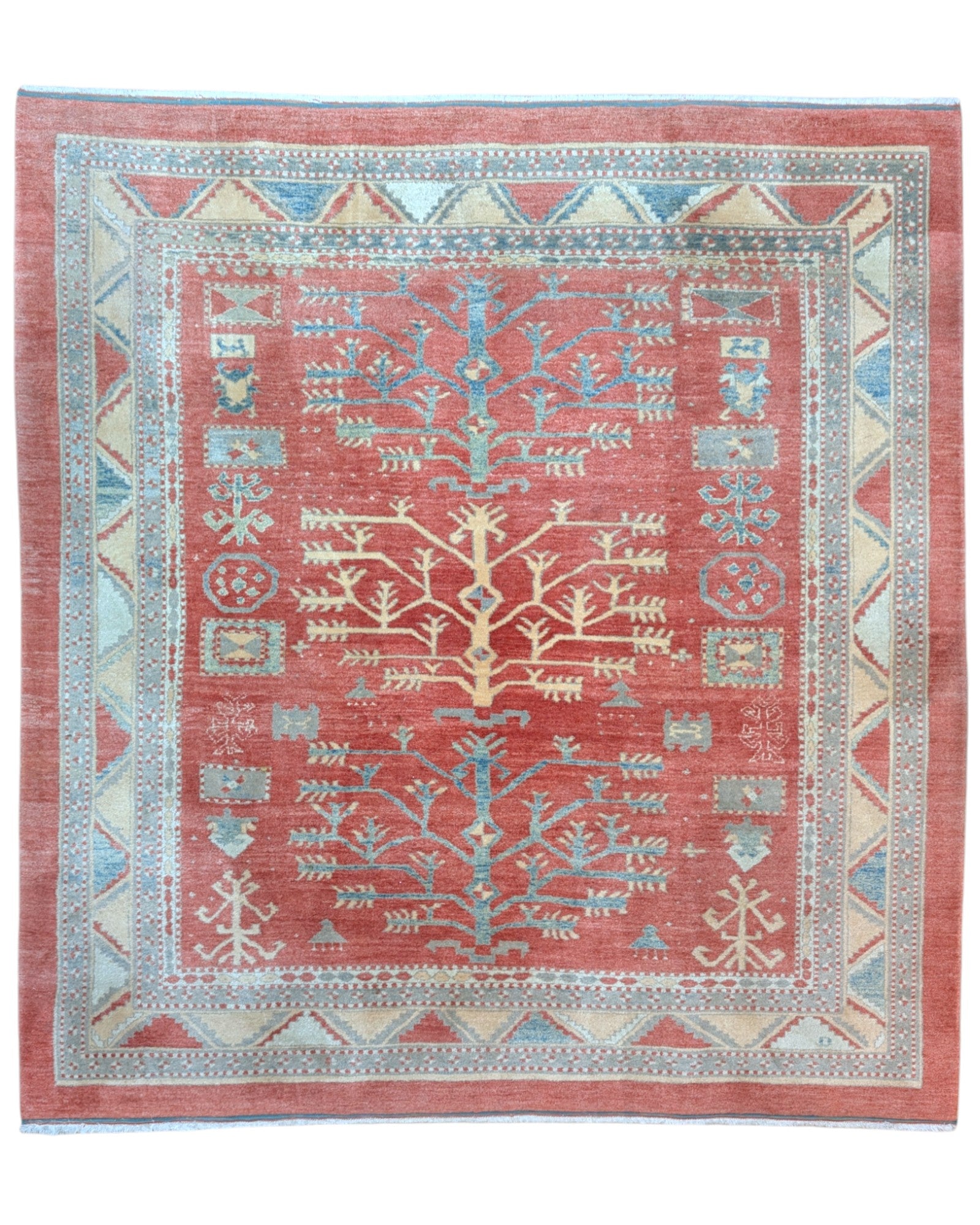 Tappeto Ziegler 248x230 cm con fondo rosso, Albero della Vita e bordure geometriche azzurre e avorio, tramato ed annodato a mano, provenienza Afghanistan.