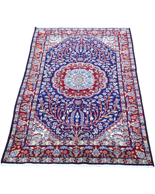 Elegante tappeto Kerman 152x96 cm con dettagli floreali e tonalità di blu.