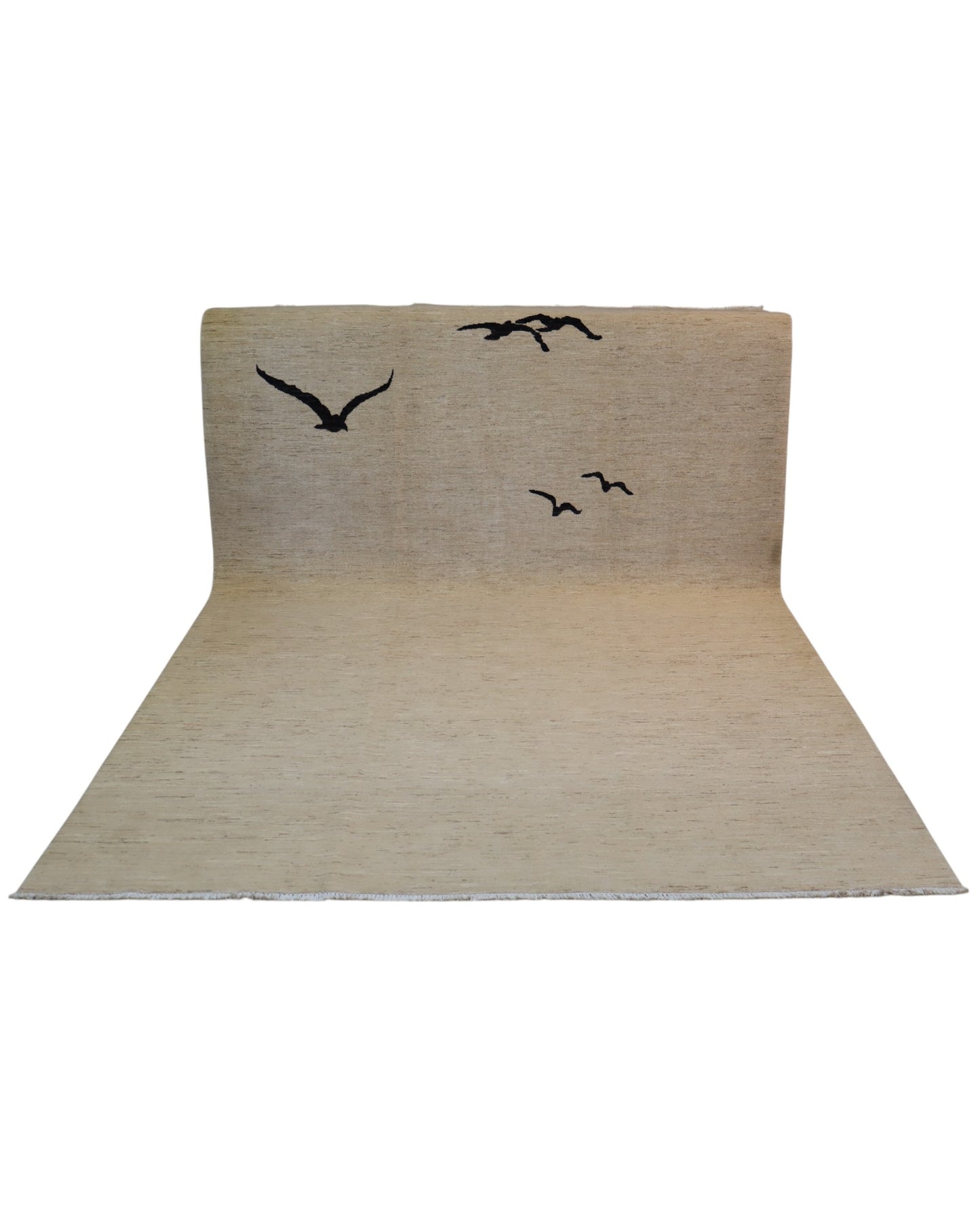 Tappeto moderno “Volo Silenzioso” 305x201 cm di Darios, annodato a mano, campo beige chiaro con uccelli neri stilizzati in volo, lana tinta vegetale, pezzo unico certificato.