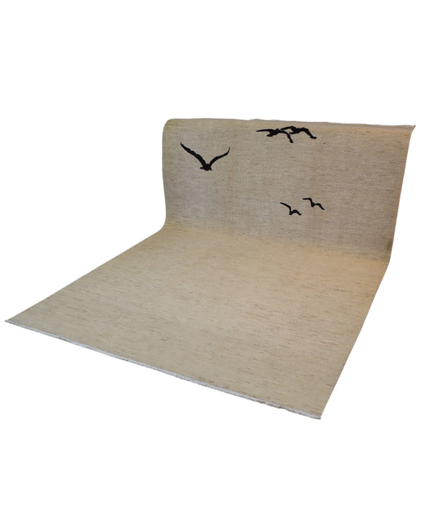 Tappeto moderno “Volo Silenzioso” 305x201 cm di Darios, annodato a mano, campo beige chiaro con uccelli neri stilizzati in volo, lana tinta vegetale, pezzo unico certificato.