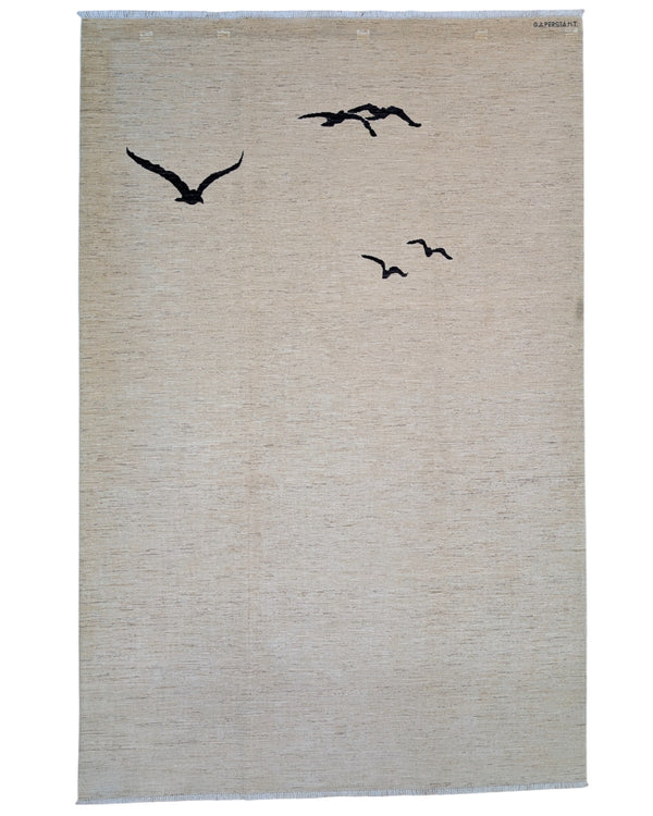 Tappeto moderno “Volo Silenzioso” 305x201 cm di Darios, annodato a mano, campo beige chiaro con uccelli neri stilizzati in volo, lana tinta vegetale, pezzo unico certificato.