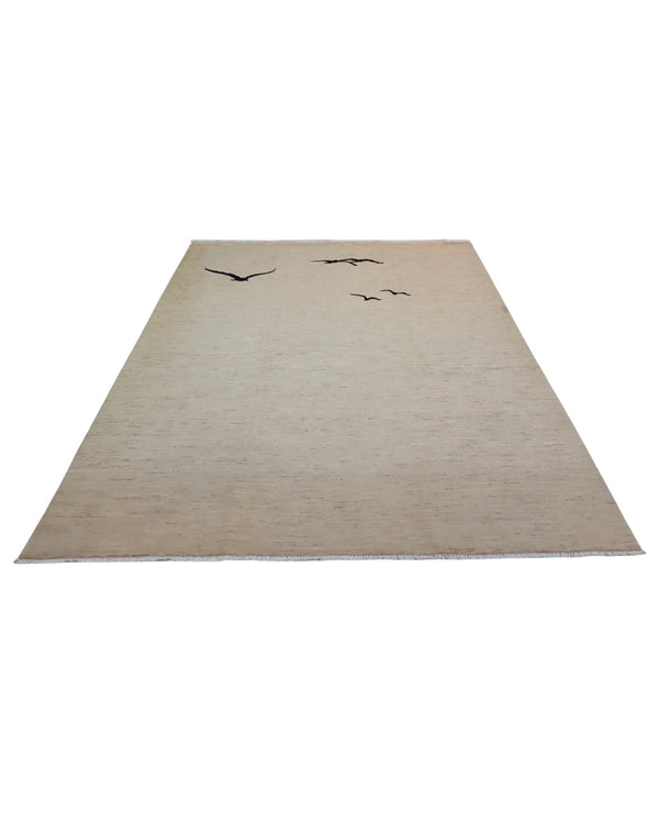 Tappeto moderno “Volo Silenzioso” 305x201 cm di Darios, annodato a mano, campo beige chiaro con uccelli neri stilizzati in volo, lana tinta vegetale, pezzo unico certificato.