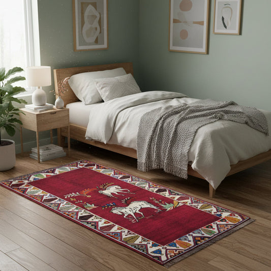 Tappeto Gashgai 185x111 cm annodato a mano, con cavalli stilizzati bianchi su fondo rosso e cornice geometrica multicolore.