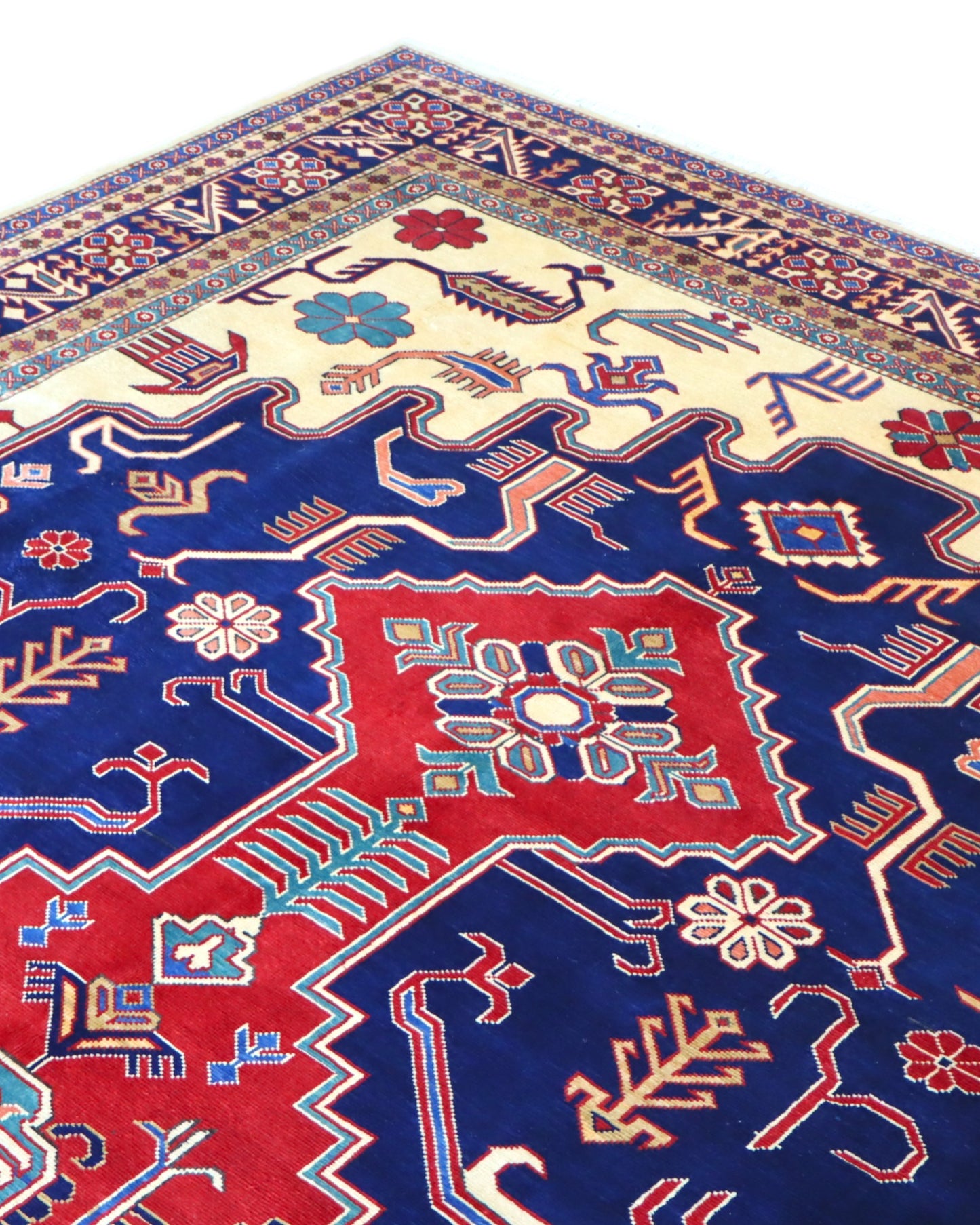 Tappeto Shirvan 317x224 cm con fondo blu, medaglione rosso e dettagli geometrici avorio e giallo, tramato ed annodato a mano, provenienza Caucaso.