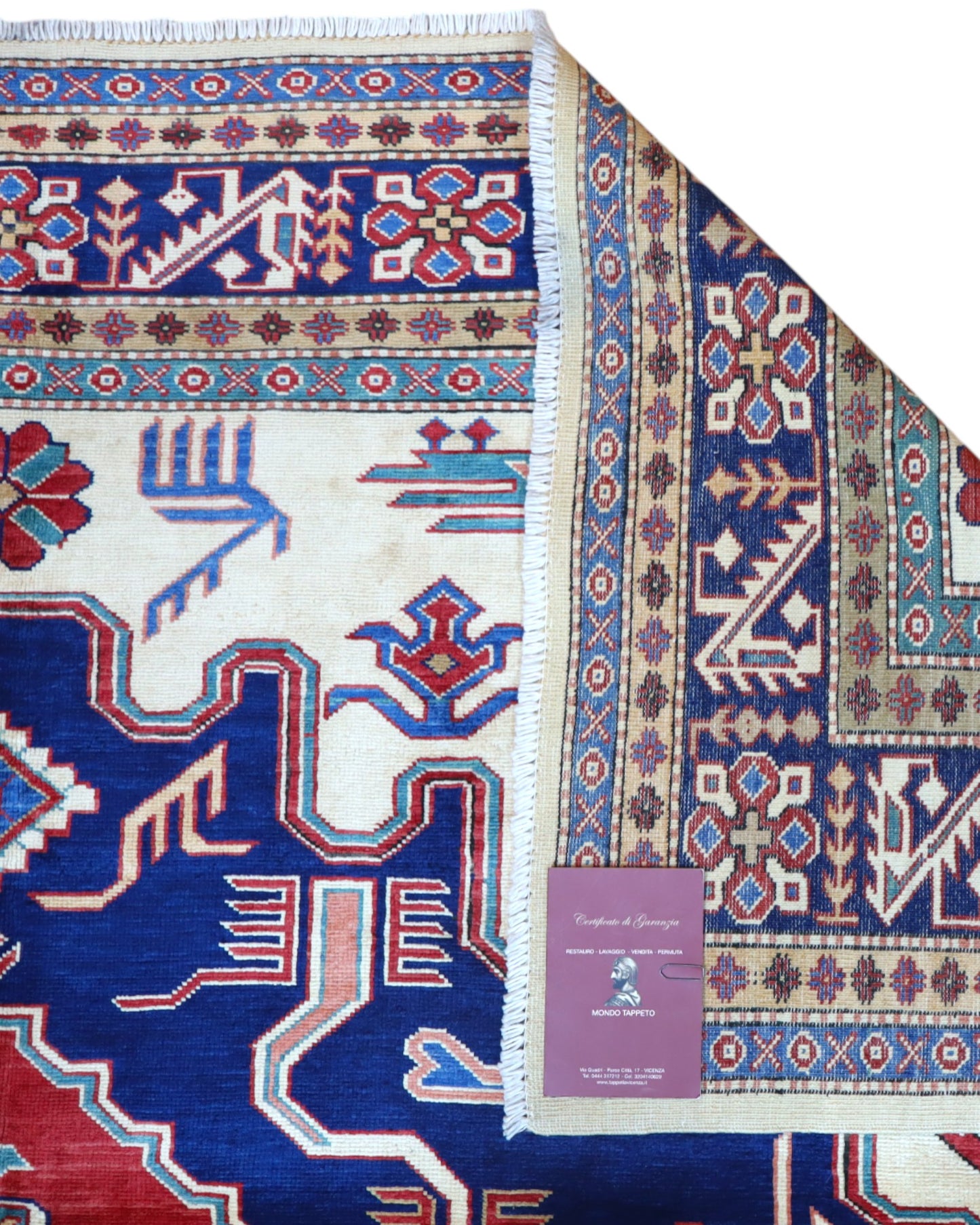 Tappeto Shirvan 317x224 cm con fondo blu, medaglione rosso e dettagli geometrici avorio e giallo, tramato ed annodato a mano, provenienza Caucaso.