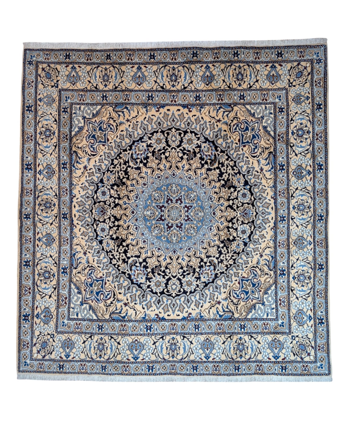 Tappeto Nain annodato a mano, medaglione floreale blu, avorio e nero. Trama in cotone, vello in lana e seta. Provenienza Persia, certificato di autenticità incluso.