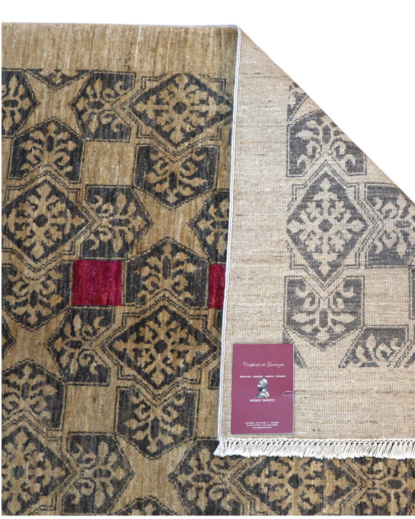 Tappeto moderno 240x180cm persiano con fondo beige, motivi geometrici neri e inserti rossi.