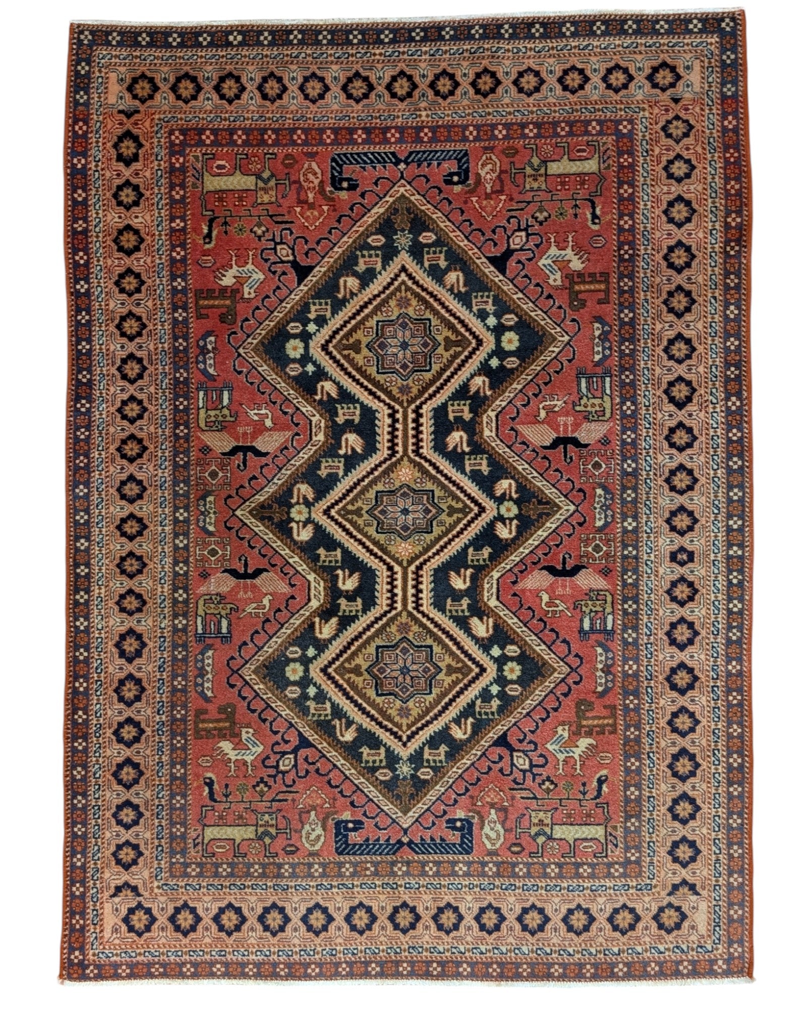 Tappeto Ardebil 193x138 cm, annodato a mano in Persia, fondo rosso con motivi geometrici e animali in blu, beige e verde, lana pregiata e cotone resistente, certificato di autenticità incluso.