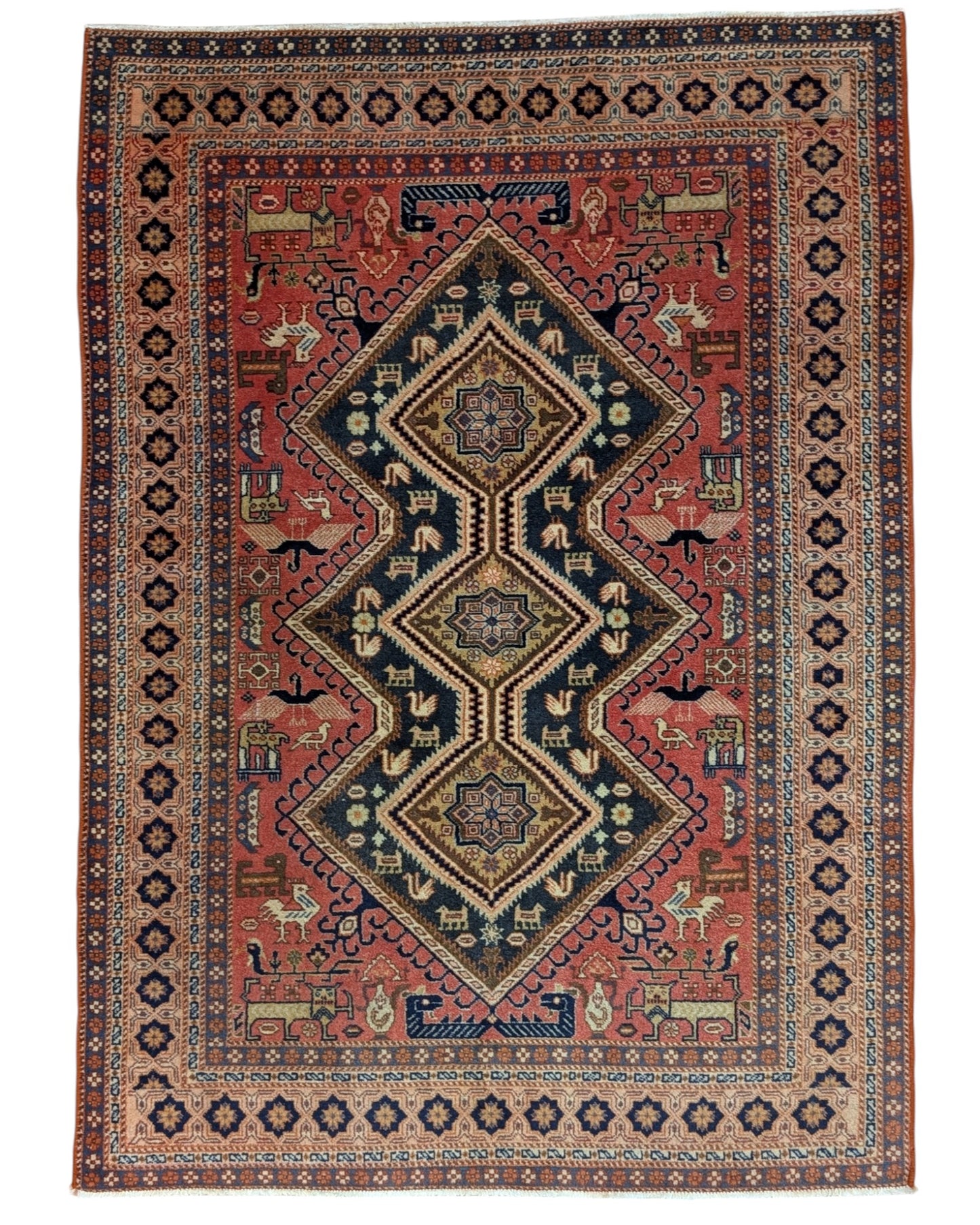 Tappeto Ardebil 193x138 cm, annodato a mano in Persia, fondo rosso con motivi geometrici e animali in blu, beige e verde, lana pregiata e cotone resistente, certificato di autenticità incluso.