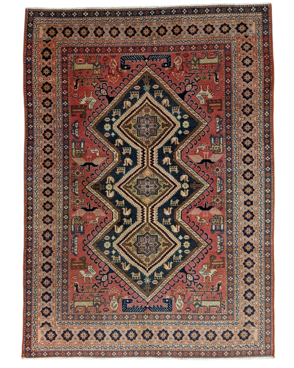 Tappeto Ardebil 193x138 cm, annodato a mano in Persia, fondo rosso con motivi geometrici e animali in blu, beige e verde, lana pregiata e cotone resistente, certificato di autenticità incluso.