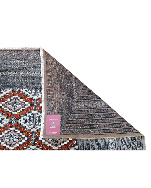 Tappeto Bukhara 230x249 cm, annodato a mano, con motivo geometrico a diamante su fondo scuro. Realizzato con lana pregiata e cotone resistente, certificato di autenticità incluso.