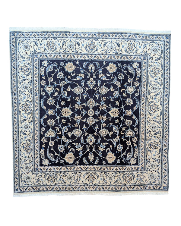 Tappeto Nain persiano, blu intenso con motivi floreali in avorio e azzurro pallido, annodato a mano, 202x195 cm.