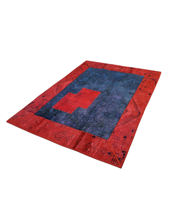 Tappeto moderno “Pesheork” 240x180 cm, patchwork di tappeti antichi assemblati, campo centrale blu con inserti rossi, opera unica dell’artista Dario.