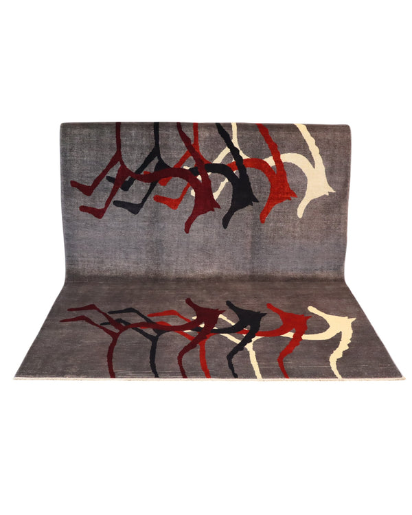 Tappeto moderno “Cavalli Preistorici” 240x280 cm di Dario, annodato a mano, cavalli stilizzati ispirati all’arte rupestre su fondo grigio, lana tinta vegetale, pezzo unico.