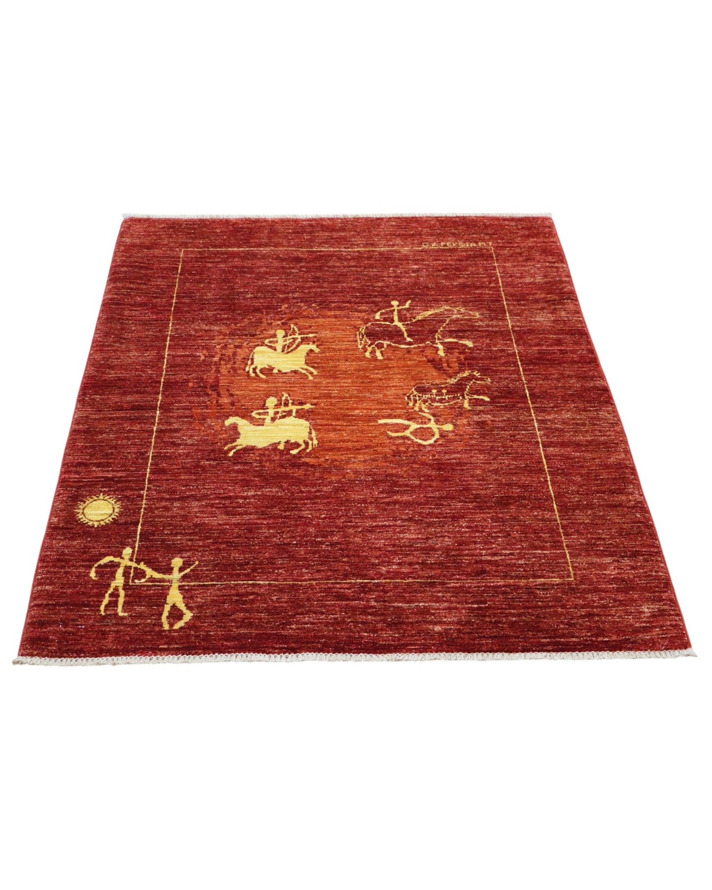 Tappeto moderno “Eco di Antiche Montagne” 151x115 cm di Dario, annodato a mano, figure stilizzate chiare su fondo bordeaux, lana tinta vegetale, pezzo unico con certificato.