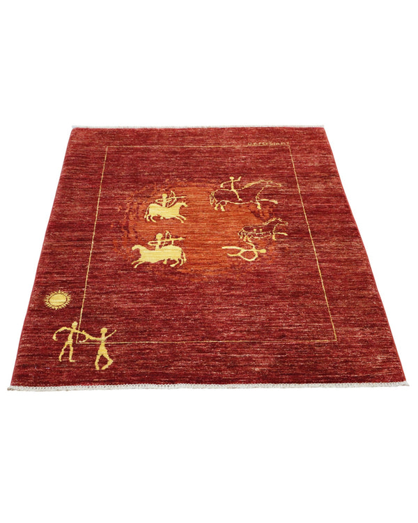 Tappeto moderno “Eco di Antiche Montagne” 151x115 cm di Dario, annodato a mano, figure stilizzate chiare su fondo bordeaux, lana tinta vegetale, pezzo unico con certificato.