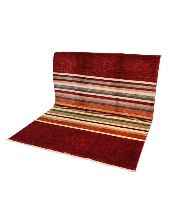 Tappeto moderno persiano “Sella di Cavallo” 240x180 cm, annodato a mano, campo a righe multicolore con rosso rubino e bordura monocromatica.