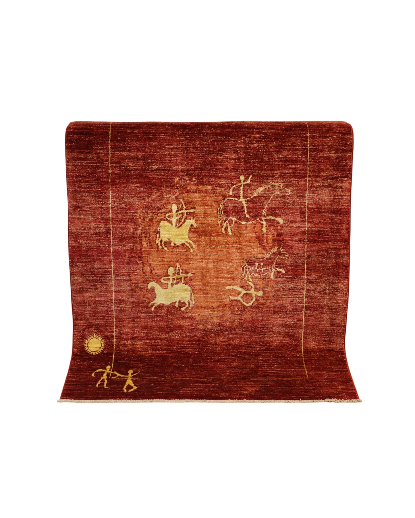 Tappeto moderno “Eco di Antiche Montagne” 151x115 cm di Dario, annodato a mano, figure stilizzate chiare su fondo bordeaux, lana tinta vegetale, pezzo unico con certificato.