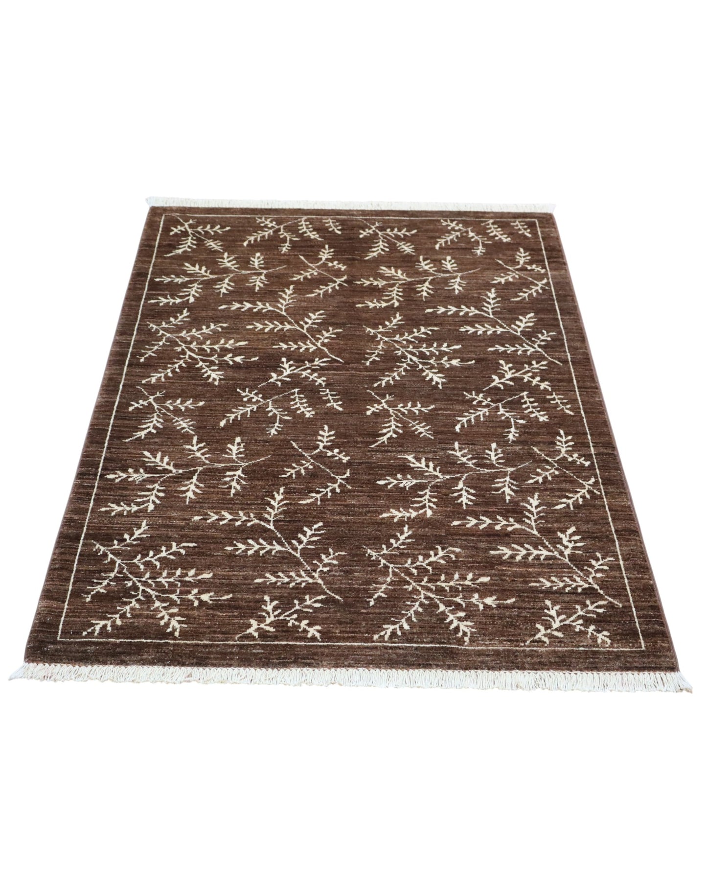 Tappeto moderno “Sussurri di Natura” di Dario (140x98 cm), annodato a mano. Motivo di rami stilizzati su fondo marrone, lana tinta vegetale. Pezzo unico con certificato.