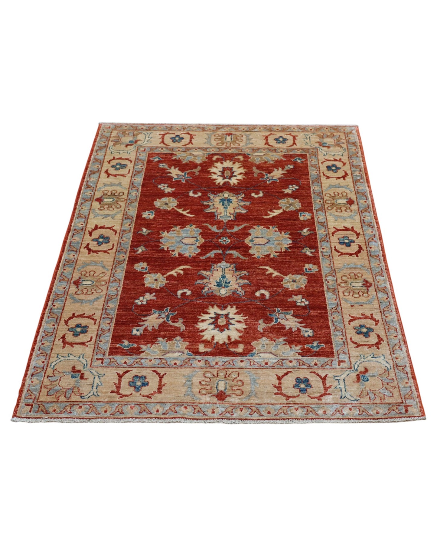 Tappeto floreale annodato a mano 150x102 cm dall’Afghanistan, fondo rosso mattone con motivi floreali beige, blu e marrone chiaro, bordura beige decorata.