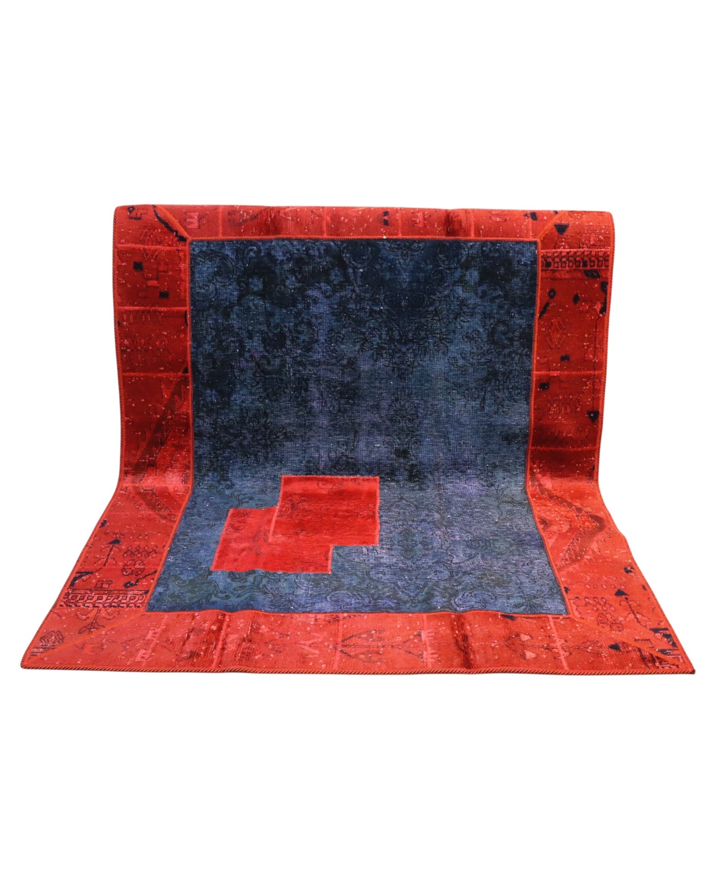 Tappeto moderno “Pesheork” 240x180 cm, patchwork di tappeti antichi assemblati, campo centrale blu con inserti rossi, opera unica dell’artista Dario.