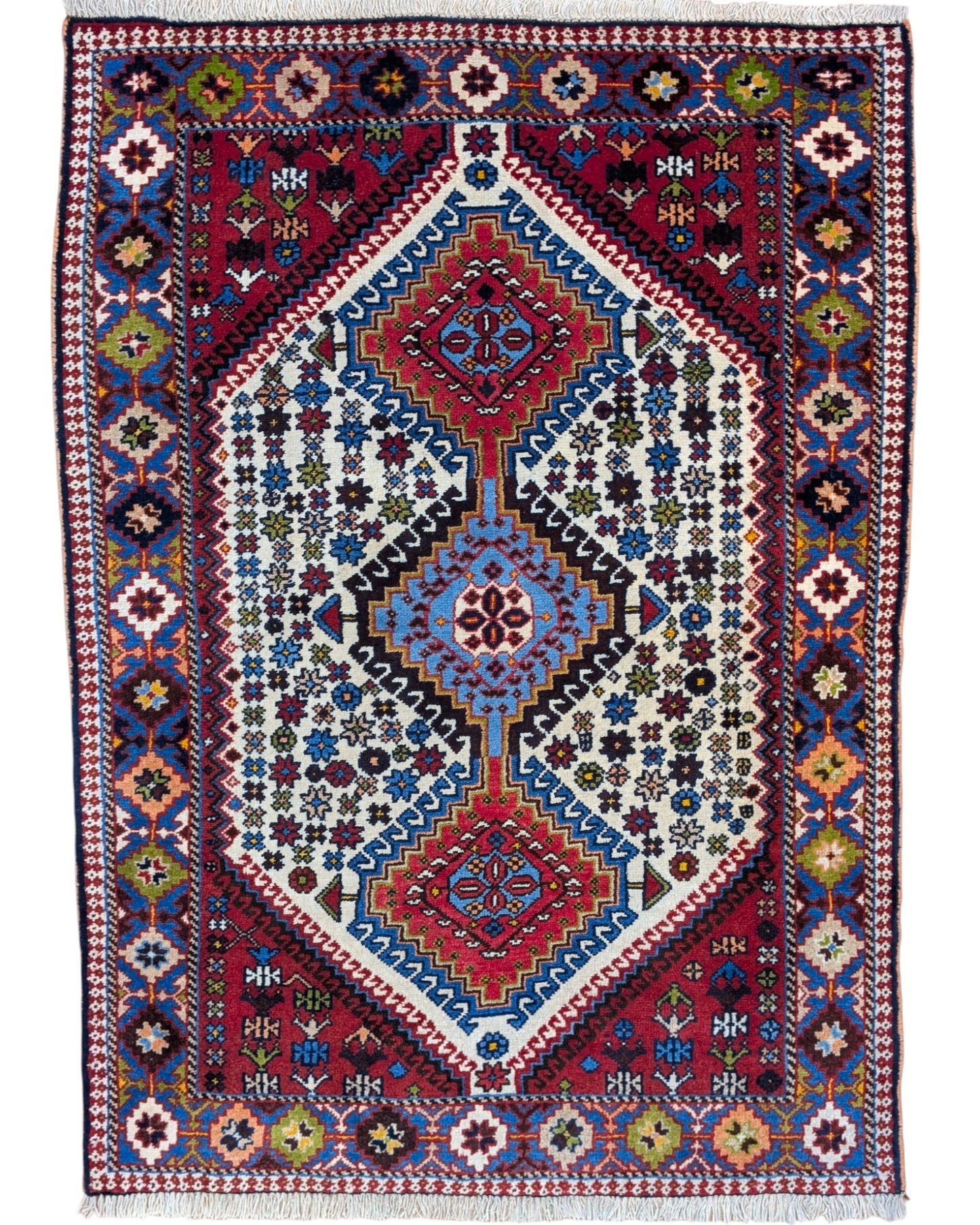 Tappeto persiano Yalama 144x103 cm annodato a mano, in lana tinta vegetale, con design geometrico tradizionale e colori caldi, certificato di autenticità incluso.