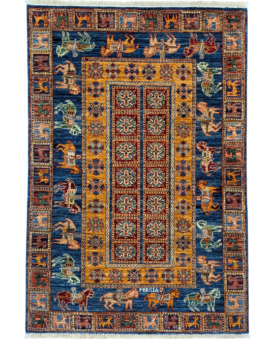 Tappeto moderno "Eco di Payzeryk" 142x102 cm con motivi stilizzati di animali su fondo blu, bordure oro e rosse, annodato a mano in lana e cotone. Pezzo unico, con certificato di autenticità