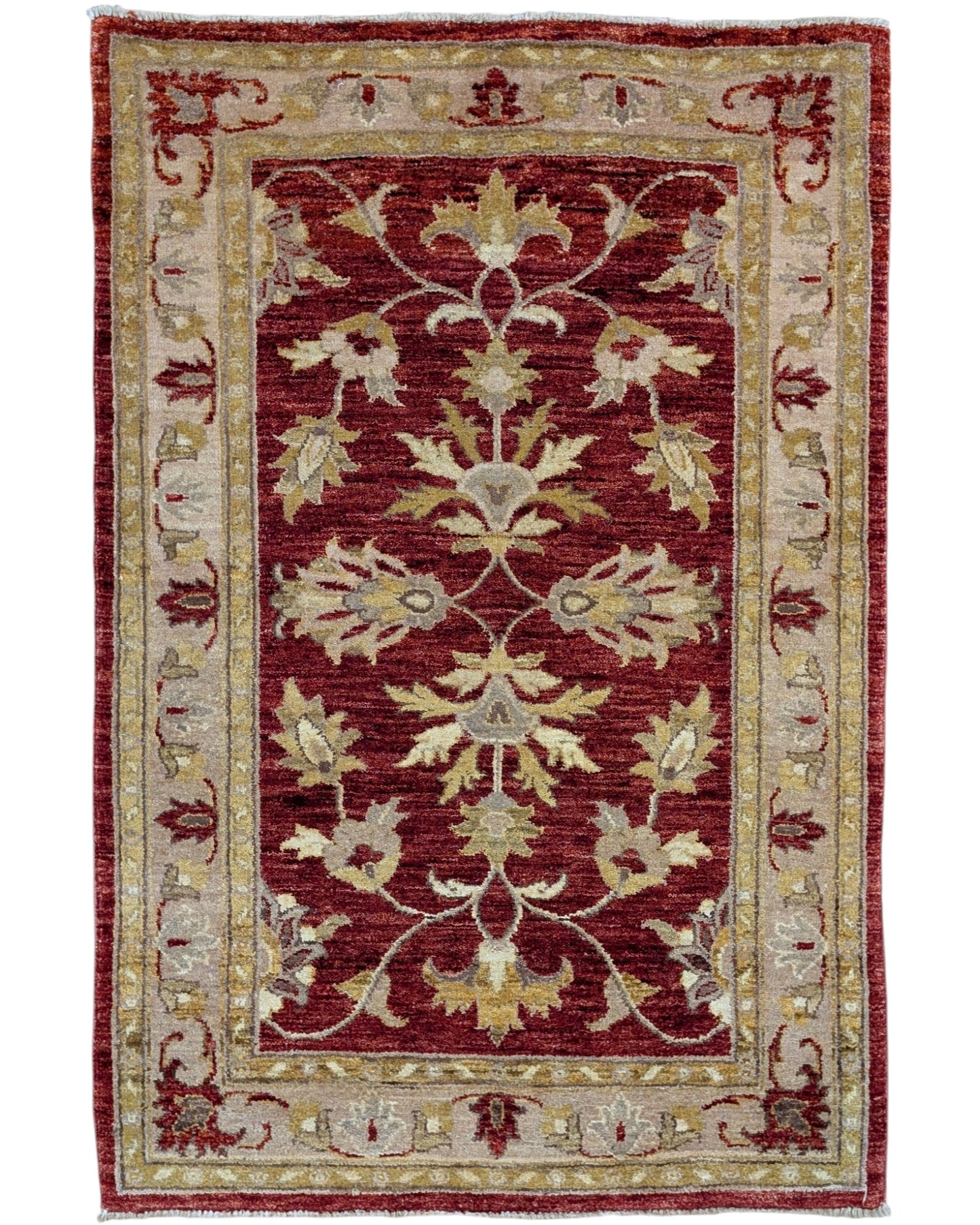 Elegante tappeto Farahan annodato a mano in Afghanistan con colori vegetali naturali. Dimensioni 142x96 cm, realizzato con cotone e lana.