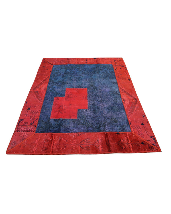 Tappeto moderno “Pesheork” 240x180 cm, patchwork di tappeti antichi assemblati, campo centrale blu con inserti rossi, opera unica dell’artista Dario.