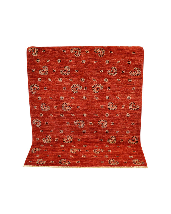 Tappeto moderno “Eco di Fiori” 158x112 cm di Dario, annodato a mano, motivo floreale stilizzato in beige su fondo rosso mattone, lana e cotone, pezzo unico certificato.