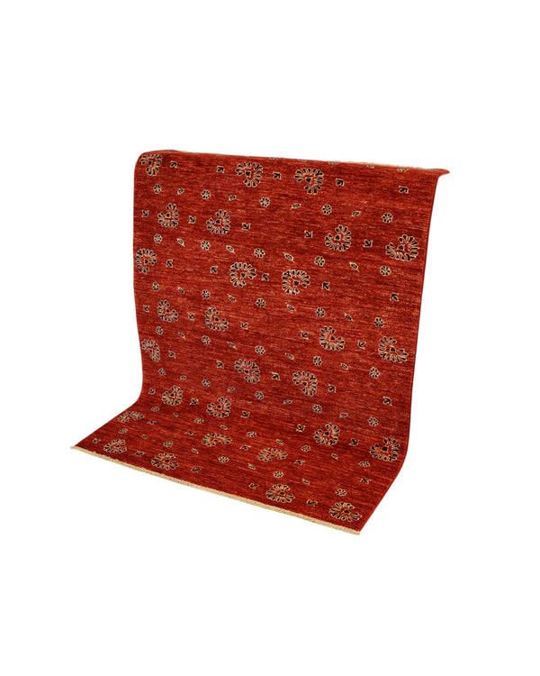 Tappeto moderno “Eco di Fiori” 158x112 cm di Dario, annodato a mano, motivo floreale stilizzato in beige su fondo rosso mattone, lana e cotone, pezzo unico certificato.