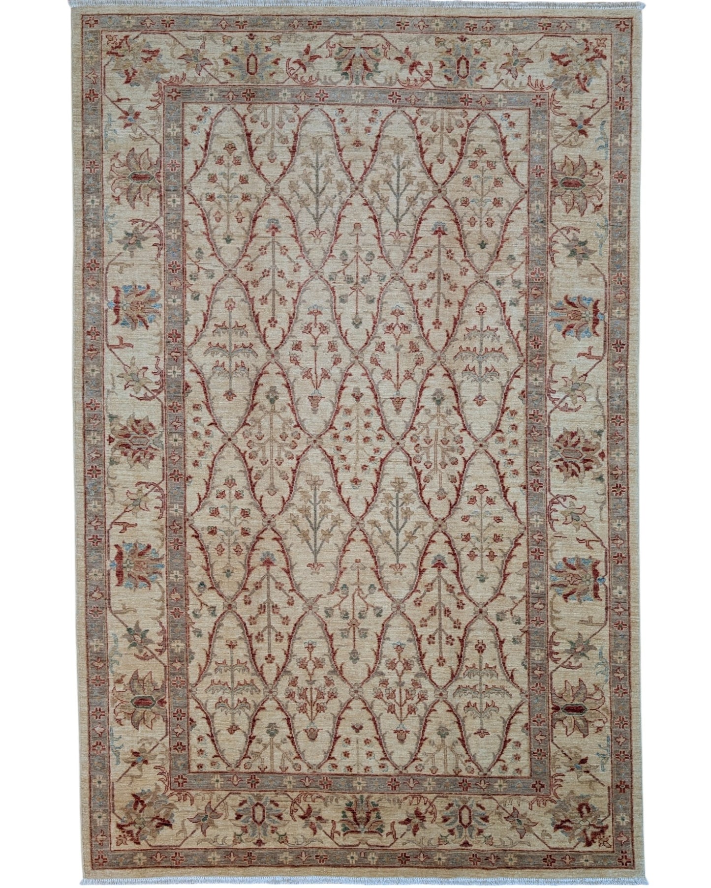 Tappeto Farahan 165x255 cm, annodato a mano in Persia. Fondo beige con motivi floreali in rosso e verde, lana pregiata e cotone resistente. Certificato di autenticità incluso.