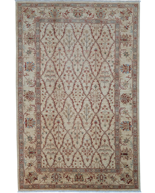 Tappeto Farahan 165x255 cm, annodato a mano in Persia. Fondo beige con motivi floreali in rosso e verde, lana pregiata e cotone resistente. Certificato di autenticità incluso.