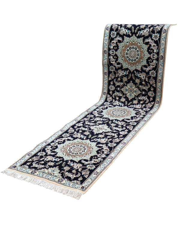 Passatoia Nain a nove fili persiana, blu notte con medaglioni floreali beige e azzurri, annodata a mano, 294x81 cm.