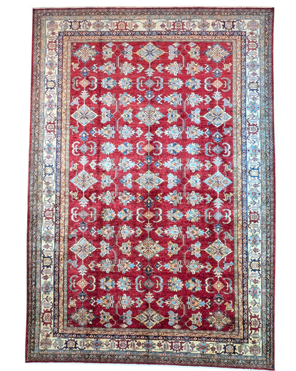 Tappeto Kazak 445x307 cm afghano, annodato a mano, con fondo rosso e motivi geometrici in azzurro, avorio e oro.