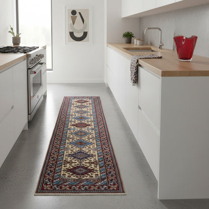 Elegante tappeto Shirvan annodato a mano in pura lana con colori vegetali. Dimensioni 301x83 cm, fondo beige con cornice rossa e motivi geometrici tradizionali afgani. Ideale per corridoi e ambienti raffinati.