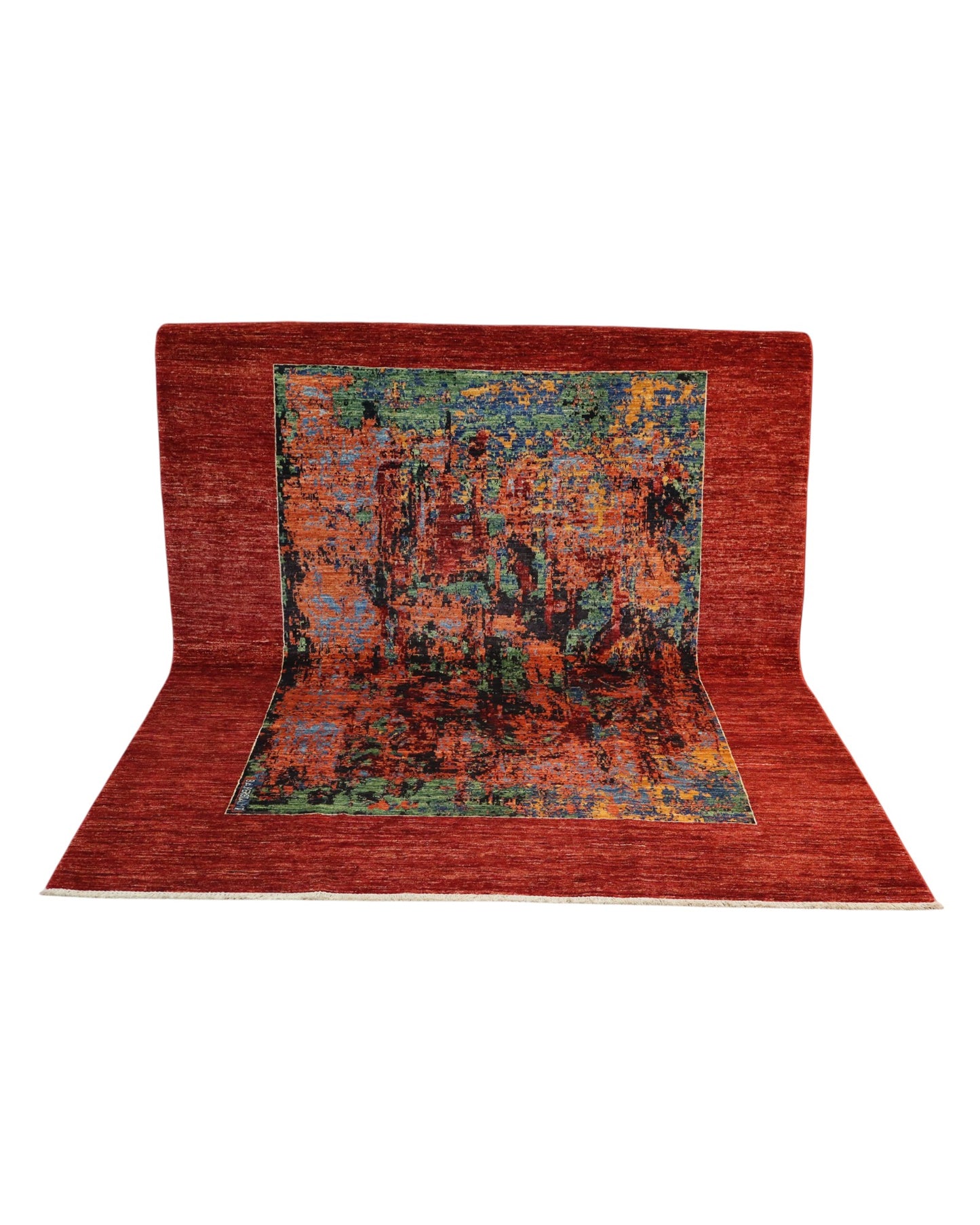 Tappeto moderno persiano “Estratto dei Colori” 237x182 cm, annodato a mano, lana e colori naturali, sfumature blu, verde, ocra e bordura rosso mattone.