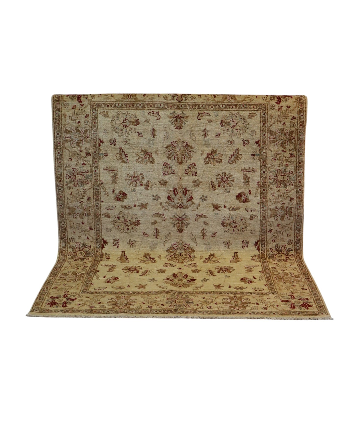 Tappeto Ziegler Farahan annodato a mano, design floreale diffuso senza medaglione centrale, colori avorio, crema, rosso, nero e blu, aspetto anticato con certificato di autenticità.