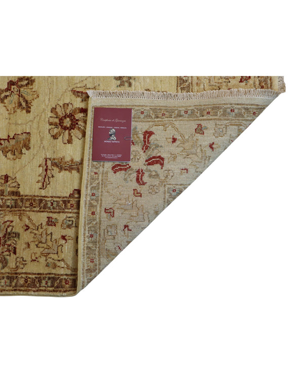 Tappeto Ziegler Farahan annodato a mano, design floreale diffuso senza medaglione centrale, colori avorio, crema, rosso, nero e blu, aspetto anticato con certificato di autenticità.