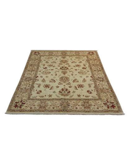 Tappeto Ziegler Farahan annodato a mano, design floreale diffuso senza medaglione centrale, colori avorio, crema, rosso, nero e blu, aspetto anticato con certificato di autenticità.