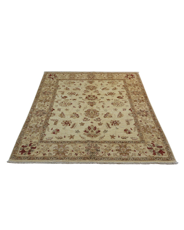 Tappeto Ziegler Farahan annodato a mano, design floreale diffuso senza medaglione centrale, colori avorio, crema, rosso, nero e blu, aspetto anticato con certificato di autenticità.