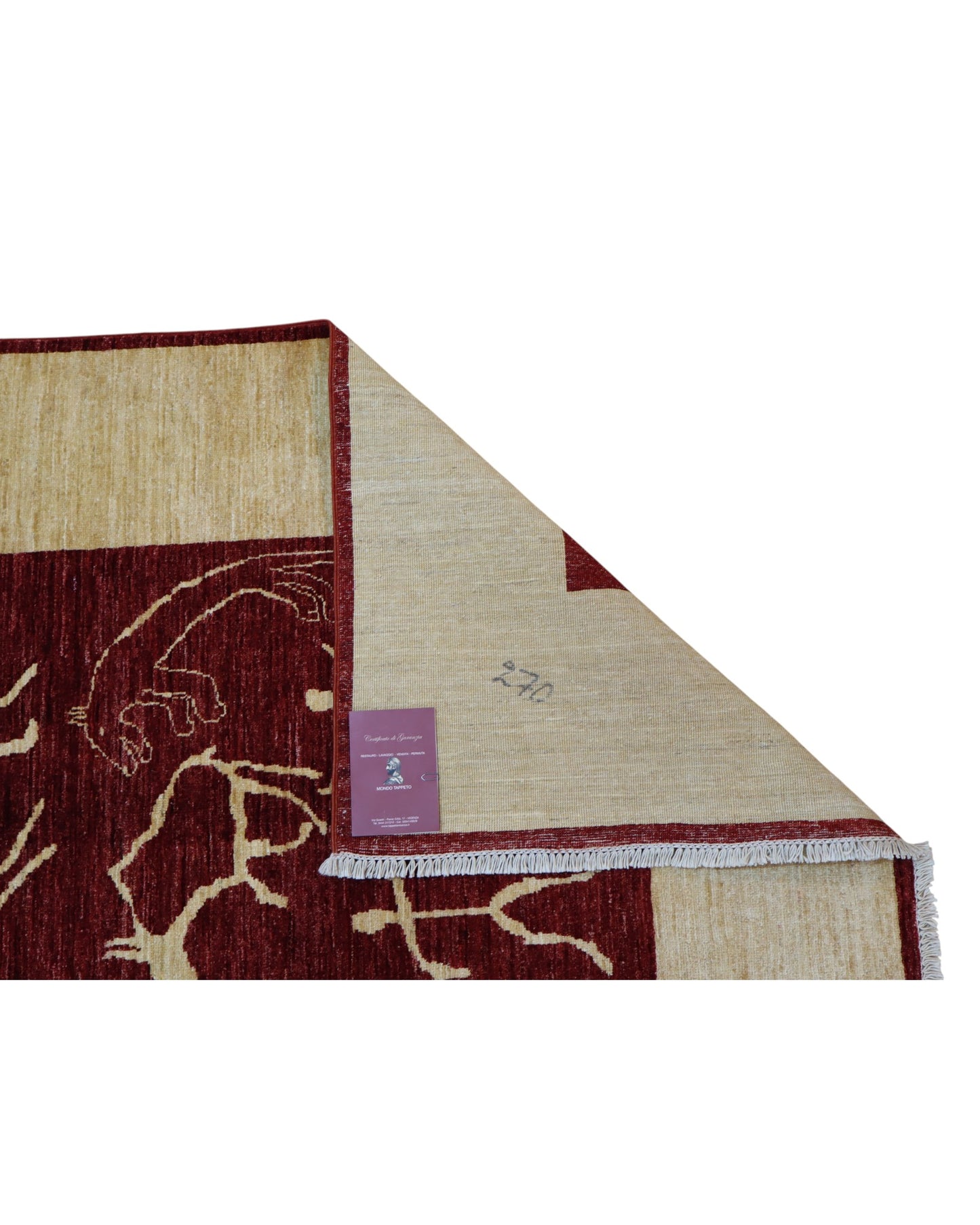 Tappeto moderno “Eco di Civiltà Antiche” di Darios (300x196 cm), annodato a mano. Campo bordeaux con simboli stilizzati color crema, bordura beige, lana tinta vegetale. Certificato incluso.