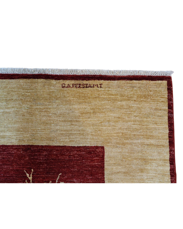 Tappeto moderno “Eco di Civiltà Antiche” di Darios (300x196 cm), annodato a mano. Campo bordeaux con simboli stilizzati color crema, bordura beige, lana tinta vegetale. Certificato incluso.