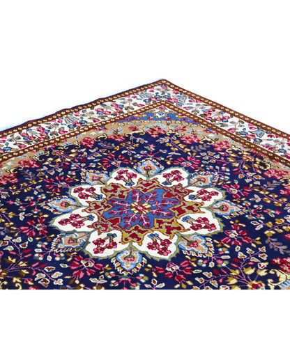 Tappeto Kirman 200x200 cm con motivo floreale centrale in blu, rosso e oro, bordura decorata, annodato a mano con lana pregiata e ordito in cotone.