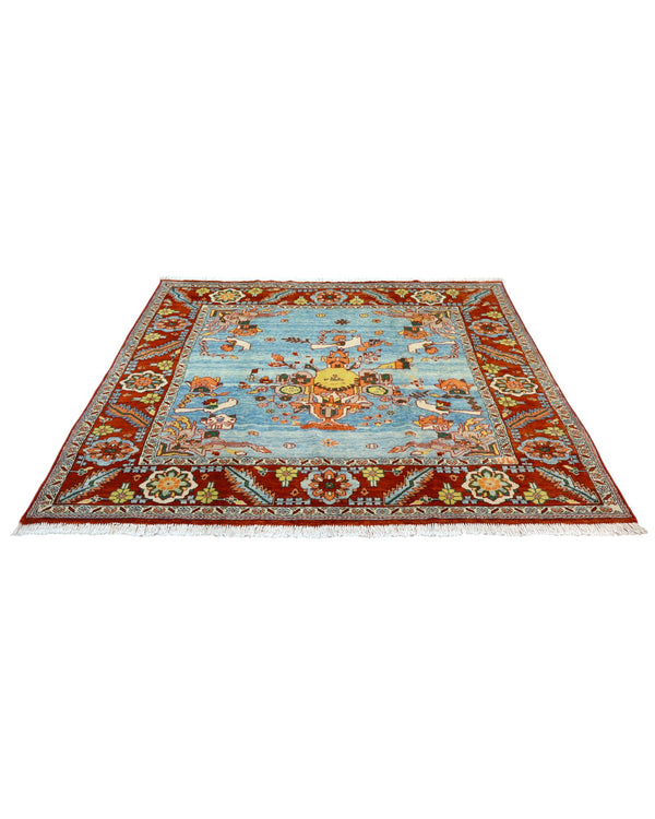 Tappeto Heriz 225x210 cm con motivo tradizionale persiano floreale, dominato da colori blu, rosso e arancio, annodato a mano con lana di alta qualità e ordito in cotone resistente.