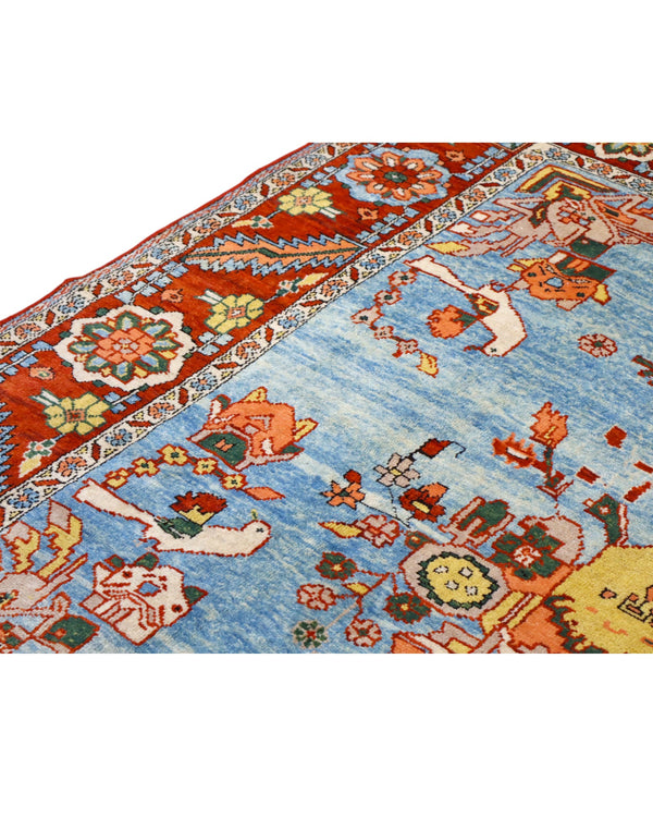 Tappeto Heriz 225x210 cm con motivo tradizionale persiano floreale, dominato da colori blu, rosso e arancio, annodato a mano con lana di alta qualità e ordito in cotone resistente.