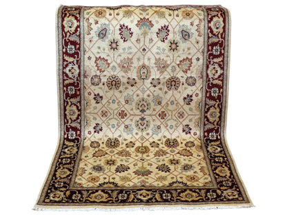 Tappeto Farahan in beige e rosso mattone, con motivi floreali classici. Annodato a mano in Afghanistan con lana e cotone tinti con colori vegetali naturali. Eleganza e qualità artigianale.