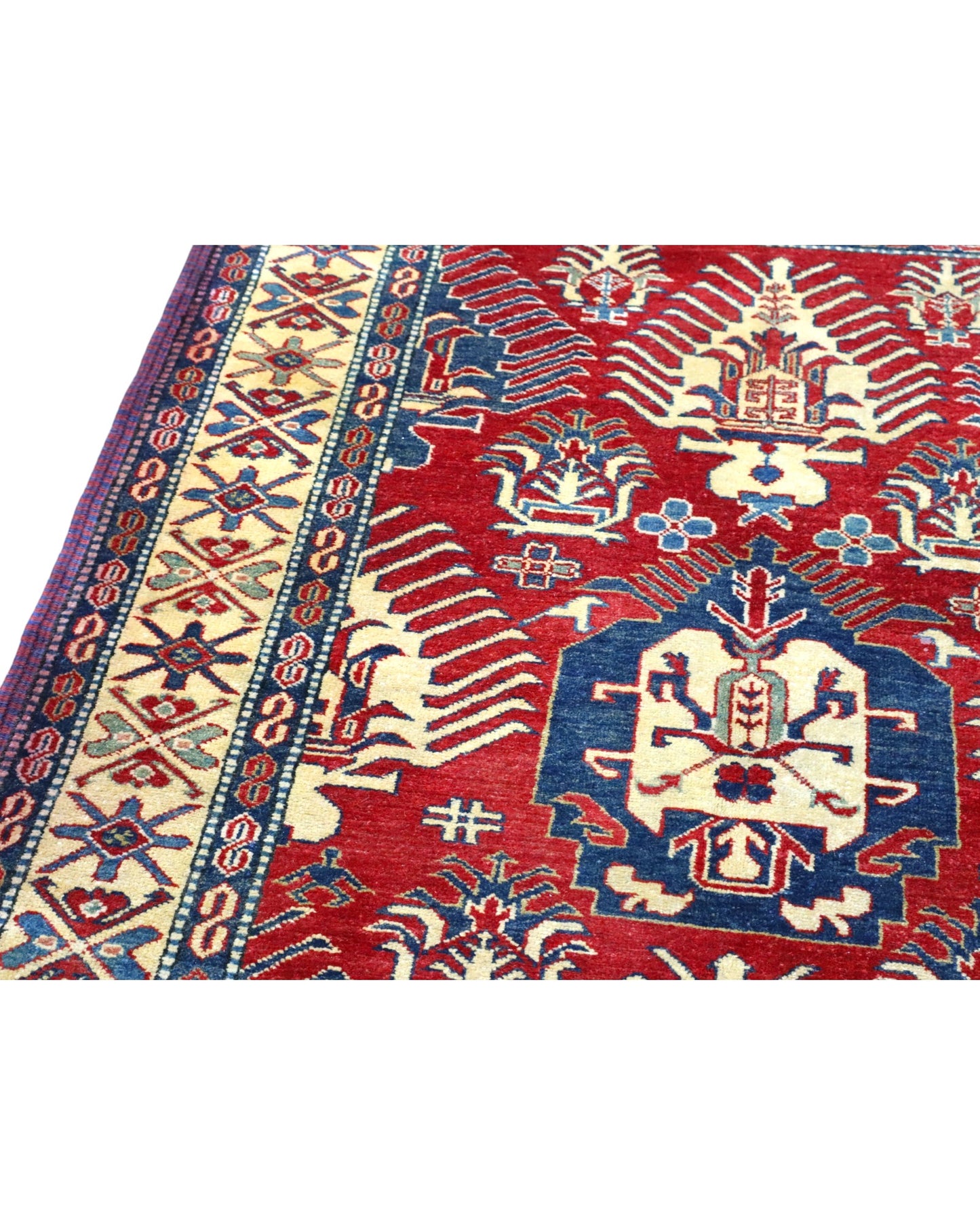 Tappeto Kazak rosso con cornice beige e motivi geometrici, annodato a mano in Afghanistan in lana e cotone con colori vegetali.