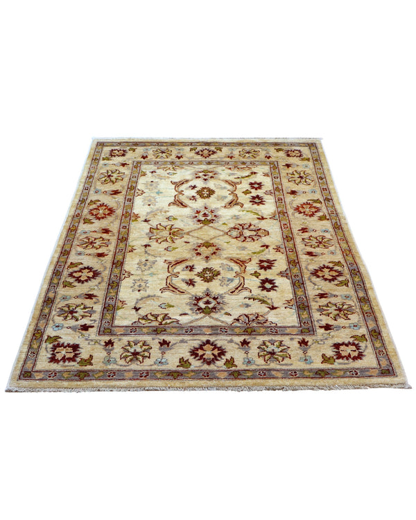 Tappeto Farahan Ziegler beige annodato a mano in Afghanistan. Realizzato in lana e cotone con colori vegetali, presenta motivi floreali raffinati e un’eleganza senza tempo.