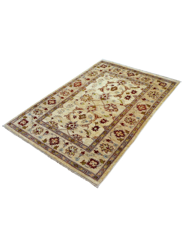 Tappeto Farahan Ziegler beige annodato a mano in Afghanistan. Realizzato in lana e cotone con colori vegetali, presenta motivi floreali raffinati e un’eleganza senza tempo.
